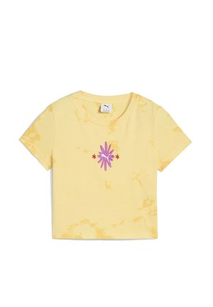 T-shirt en coton jaune avec un motif tie-dye, manches courtes, col rond, et un logo floral rose avec des étoiles rouges imprimé sur le devant.