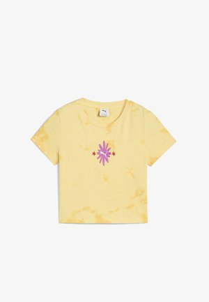 T-shirt en coton jaune avec un motif tie-dye, manches courtes, col rond, et un logo floral rose avec des étoiles rouges imprimé sur le devant.