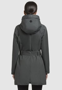 Donkergrijze gewatteerde jas met een getailleerde taille en verstelbare capuchon. Beschikt over een gladde textuur, drukknoopsluiting en een logo-accent op de achterkant.