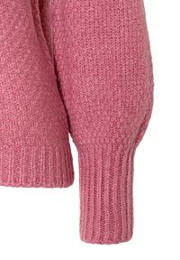 Strickpulloverärmel aus weichem pinken Stoff mit strukturierter Oberfläche. Verfügt über einen gerippten Bündchen und ein leicht gepufftes Schulterdesign.