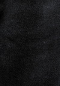 Tejido de mezclilla negra con una textura suave y un sutil patrón de trama diagonal. La superficie es uniforme y tiene una variación visual mínima.