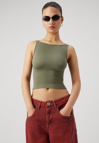 BDG Urban Outfitters SLASH NECK TANK - Viršus - deep lichen green