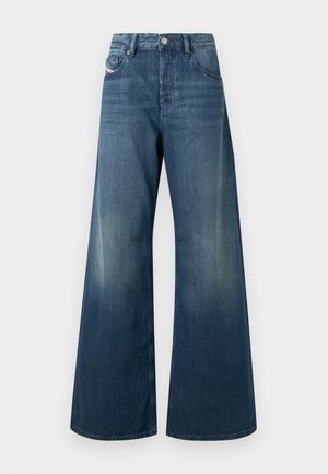 Weit geschnittene Jeans aus dunkelblauem Denim, mit einem verwaschenen Finish, traditionellem Fünf-Taschen-Design und einer Metallknopfleiste an der Taille.