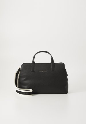 Borsa a mano in pelle nera con doppio manico e tracolla removibile, con logo "TOMMY HILFIGER" in oro. Texture liscia e forma strutturata.