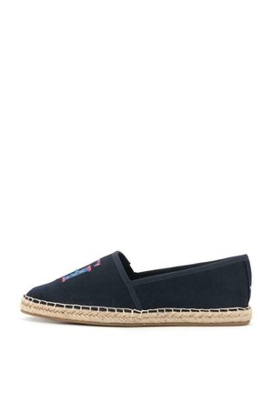 Marineblå espadrille med broderede detaljer, stofoverdel, jutesnorsål og rundet tådesign. Enkel og let konstruktion.