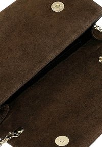 Borsa a pochette in suede marrone scuro con chiusure a scatto magnetiche dorate e un piccolo dettaglio a catena all'interno.