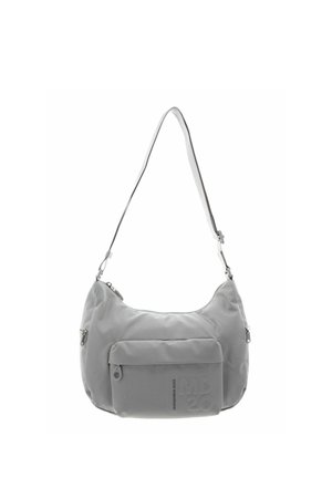 Bolso de hombro gris claro con forma curva, correa ajustable, bolsillo delantero con cremallera y sutil logo de la marca en relieve en la solapa del bolsillo.