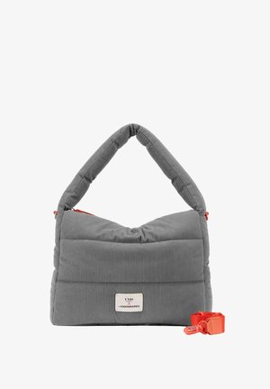 Grau gepolsterte Cord-Tasche mit breitem Griff und abnehmbarem, leuchtend orangefarbenem Riemen, versehen mit einem kleinen weißen Markenetikett auf der Vorderseite.