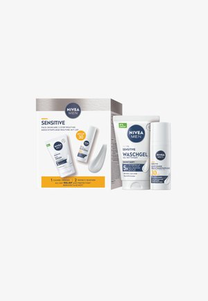 NIVEA Men Sensitive Hautpflegeset mit einem weißen Gelreiniger und einer Feuchtigkeitslotion, verpackt in einer grauen Schachtel mit orangefarbenen und blauen Akzenten.