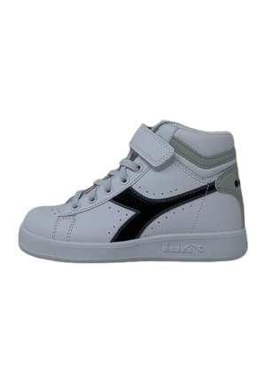 Sneaker alte bianche con accenti neri, realizzate in pelle sintetica, dotate di una fascia in velcro, dettagli perforati e una suola testurizzata.