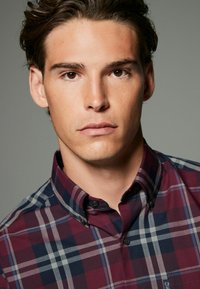 Next EASY OXFORD - Cămașă - burgundy red tartan