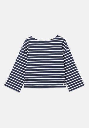 Marineblau und weiß gestreiftes Langarmoberteil mit weitem Ausschnitt und verkürztem Saum, aus weichem Stoff gefertigt; besitzt ein kleines Logo am Saum.