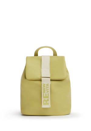 Zaino giallo con manico superiore e patta frontale fissata da una cinghia bianca etichettata con la scritta "NEW REVITTA" in lettere maiuscole.