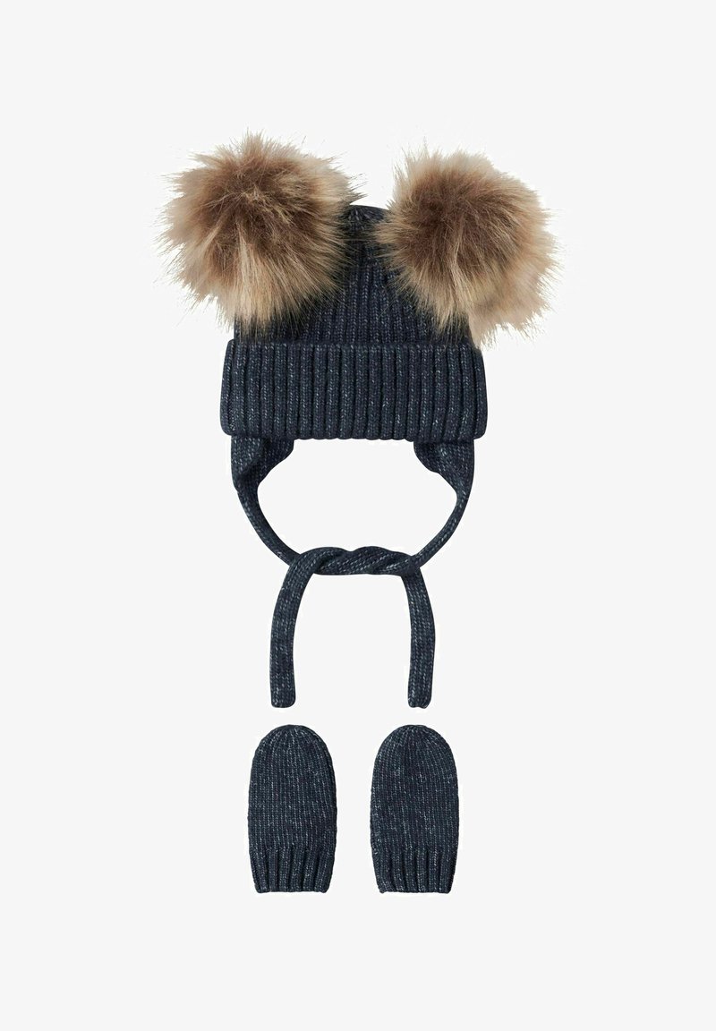 Bonnet tricoté bleu foncé avec deux pompons en fausse fourrure marron clair et des rabats pour les oreilles, accompagné de mitaines sans doigts assorties bleu foncé.