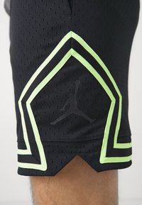 Jordan DIAMOND SHORT - Urheilushortsit - black/volt glow