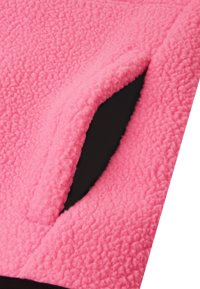 Fleecejakke i knallrosa med teksturert overflate. Har svart innerfôr og detalj med sidelomme.
