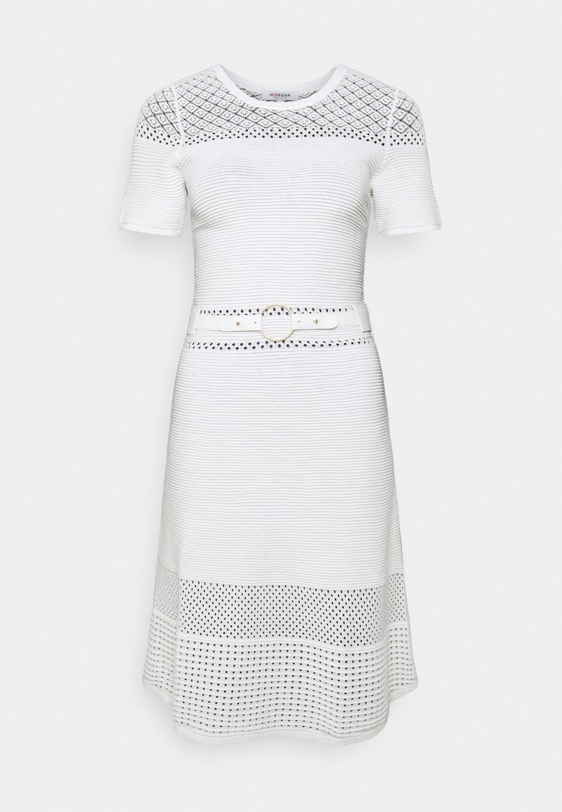 Robe en maille blanche à manches courtes, avec des panneaux en maille à motifs et une ceinture assortie avec une boucle ronde dorée à la taille.
