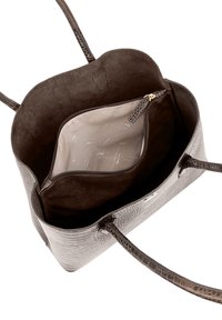 Bruine leren tote bag met een gestructureerd krokodillenpatroon, zachte suede binnenkant, ritszak en twee stevige handvatten. Binnenkant in lichtbeige.