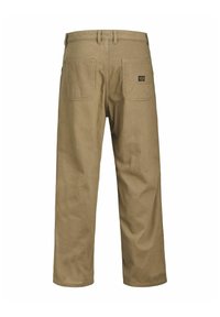 Tan katoenen broek met een rechte pijp, twee achterzakken en een klein logo-label op de tailleband. Gladde textuur, duurzaam materiaal.