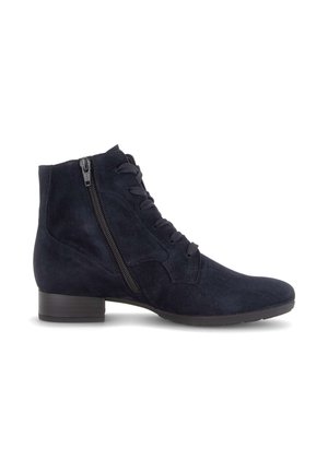 Schwarzer Wildleder-Stiefelette mit seitlichem Reißverschluss, Schnürung vorn und niedrigem Blockabsatz auf weißem Hintergrund.