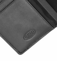 Grijze leren RFID-blokkerende portemonnee met een gestructureerd oppervlak, reliëflogo en een slank, minimalistisch ontwerp met stiksels.