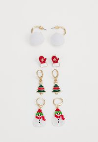 Orecchini a cerchio dorati con pom-pom bianchi, perni a forma di guanto rossi, ciondoli a forma di albero verdi e rossi, e design di pupazzi di neve in stile perline.