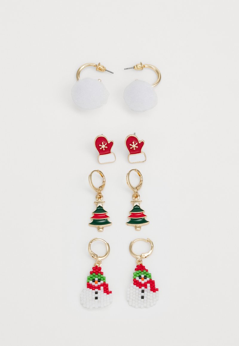 Orecchini a cerchio dorati con pom-pom bianchi, perni a forma di guanto rossi, ciondoli a forma di albero verdi e rossi, e design di pupazzi di neve in stile perline.
