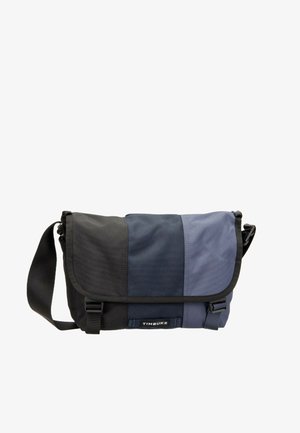 Rechteckige Umhängetasche mit drei vertikalen Farbflächen in Schwarz, Navy und Dunkelblau, mit einem breiten, verstellbaren Schultergurt.
