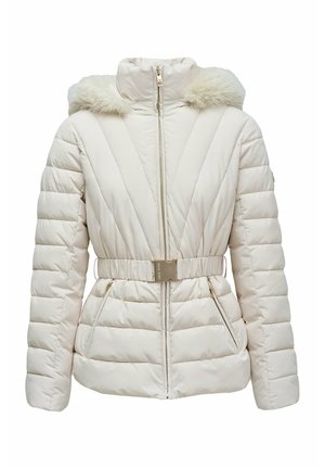 Chaqueta acolchada beige con capucha y ribete de piel sintética. Cuenta con cremallera frontal y cintura con cinturón y hebilla metálica.