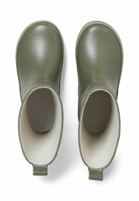 Bottes de cheville en caoutchouc vert avec un extérieur lisse et brillant. L'intérieur présente une doublure douce et de couleur claire, ainsi que des languettes à l'arrière pour un enfilage facile.