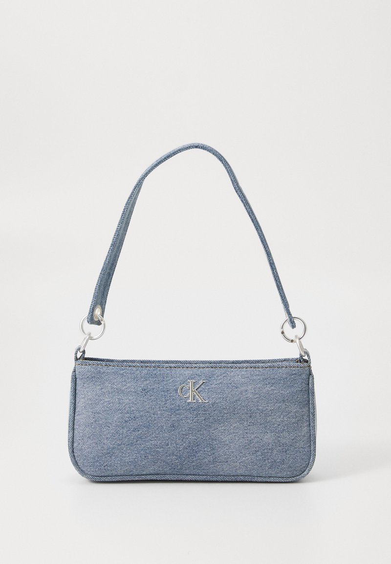 Sac en denim de couleur bleu clair, de forme rectangulaire, avec une seule bandoulière et des éléments en argent. Présente un logo CK bien visible à l'avant.