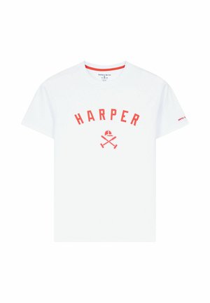 Camiseta blanca de manga corta con texto rojo "HARPER" y gráfico de mazos de polo cruzados y casco centrado debajo del texto.