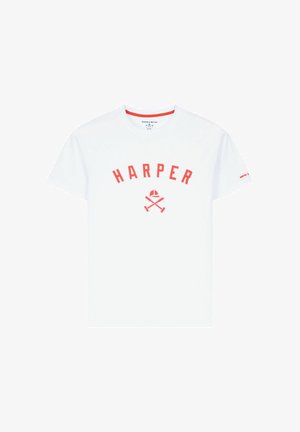 Camiseta blanca de manga corta con texto rojo "HARPER" y gráfico de mazos de polo cruzados y casco centrado debajo del texto.