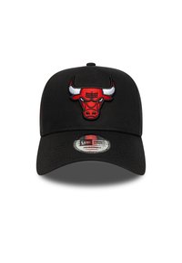 Băcănaș negru cu un logo brodat al unui taur roșu și alb pe față. Design ajustabil, cu o margine curbată și textură din plasă.