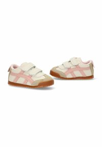 Zapatos de niño pequeños en blanco y rosa claro con tiras de Velcro, detalles de ante y suela de goma. Presenta dos franjas en los lados.