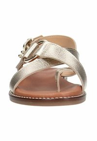 Gouden metallic cross-strap sandalen met een gestructureerde afwerking, open teen en een platte zool, met een decoratieve gespaccent.