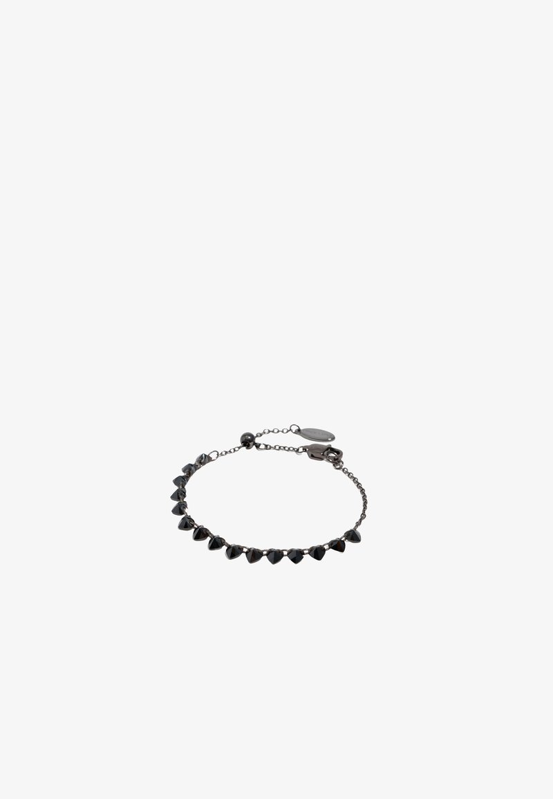 La pulsera de metal negro presenta piedras preciosas triangulares a lo largo de una cadena, con un cierre ajustable y un diseño liso y elegante.