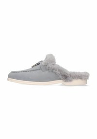 Scarpa slip-on grigia in suede con un soffice bordo in pelliccia grigia attorno all'apertura e finiture decorative sul lato. Suola in gomma bianca.