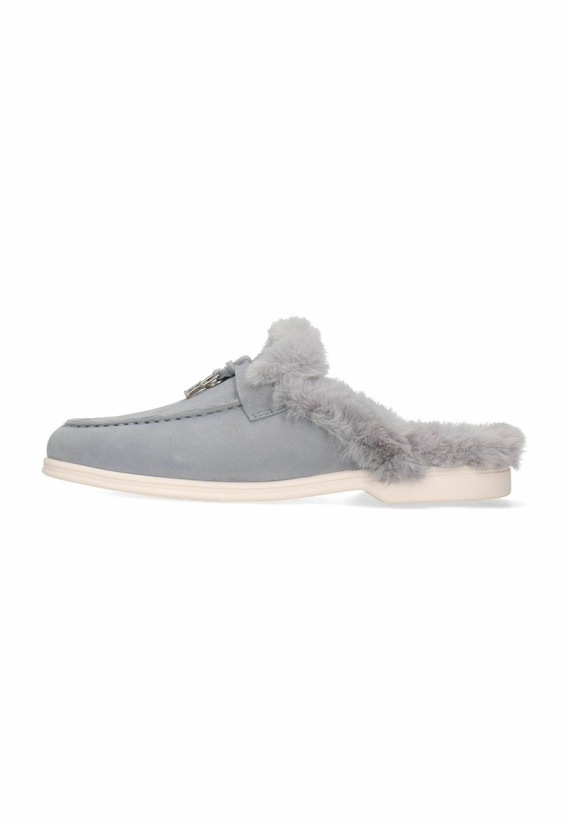 Scarpa slip-on grigia in suede con un soffice bordo in pelliccia grigia attorno all'apertura e finiture decorative sul lato. Suola in gomma bianca.