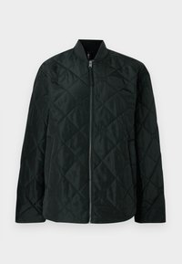 Blouson bomber noir matelassé avec col montant, fermeture éclair et motif en losanges texturés, fabriqué en tissu lisse et léger.