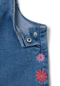 Denim kledingstuk met een knoopschouderband, versierd met paarse en roze geborduurde bloemen langs de zoom. Blauw met een gestructureerde katoenafwerking.