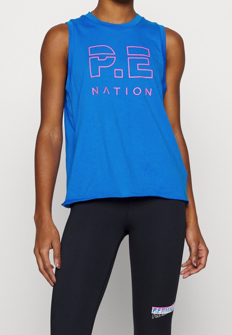 Camiseta sin mangas de color azul con un escote redondo, que presenta un llamativo texto en rosa "P.E NATION" en el pecho. Material de algodón suave, de corte relajado.