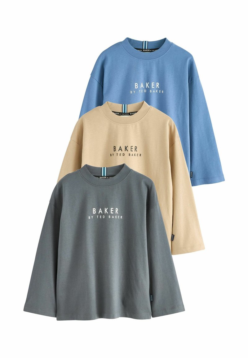 Trys ilgomis rankovėmis džemperiai: šviesiai mėlynas, smėlio spalvos ir tamsiai pilkas, kiekvienas su centrinėmis "BAKER by Ted Baker" logotipais. Minkšta medvilnės tekstūra.
