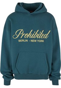 Teal hættebluse lavet af bomuldsblanding, med en stor guld kursiv trykt tekst "Prohibited" og "BERLIN - NEW YORK"; inkluderer en frontlomme.