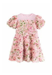 Blumenkleid mit tailliertem Oberteil, kurzen Puffärmeln und ausgestellt Rock, gefertigt aus strukturiertem rosa Stoff, der mit schichtartigen Rosenmustern geschmückt ist.
