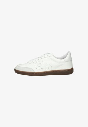 Zapatilla de cuero blanca con detalles perforados, punta redonda, suela plana de goma marrón y cordones blancos. Textura suave con un diseño minimalista.