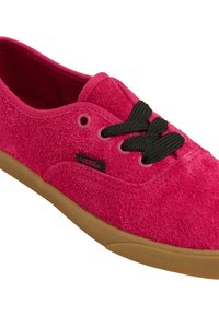 Baskets en suede rose avec lacets noirs, présentant une tige texturée, des œillets ronds et une semelle en caoutchouc gomme. Logo de la marque visible sur le côté.