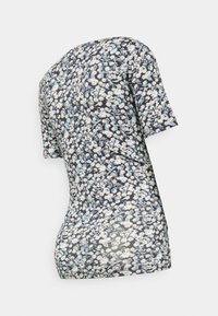 Top de manga curta com estampa floral e decote redondo, apresentando um fundo azul-marinho escuro com flores brancas e azuis claras. Material suave e elástico.
