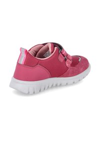 Chaussure de sport rose avec une tige en mesh et en daim, une fermeture à scratch, et une semelle extérieure en caoutchouc blanc texturée.