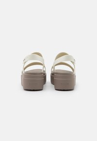 Crocs BROOKLYN LOW WEDGE - Tamancos - oyster